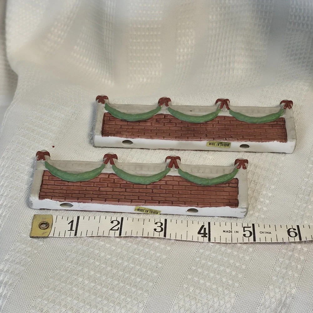 HOUSE OF LLOYD CHRISTMAS AROUND THE WORLD Vintage 2-CERAMIC FENCE WITH‎ GARLAND